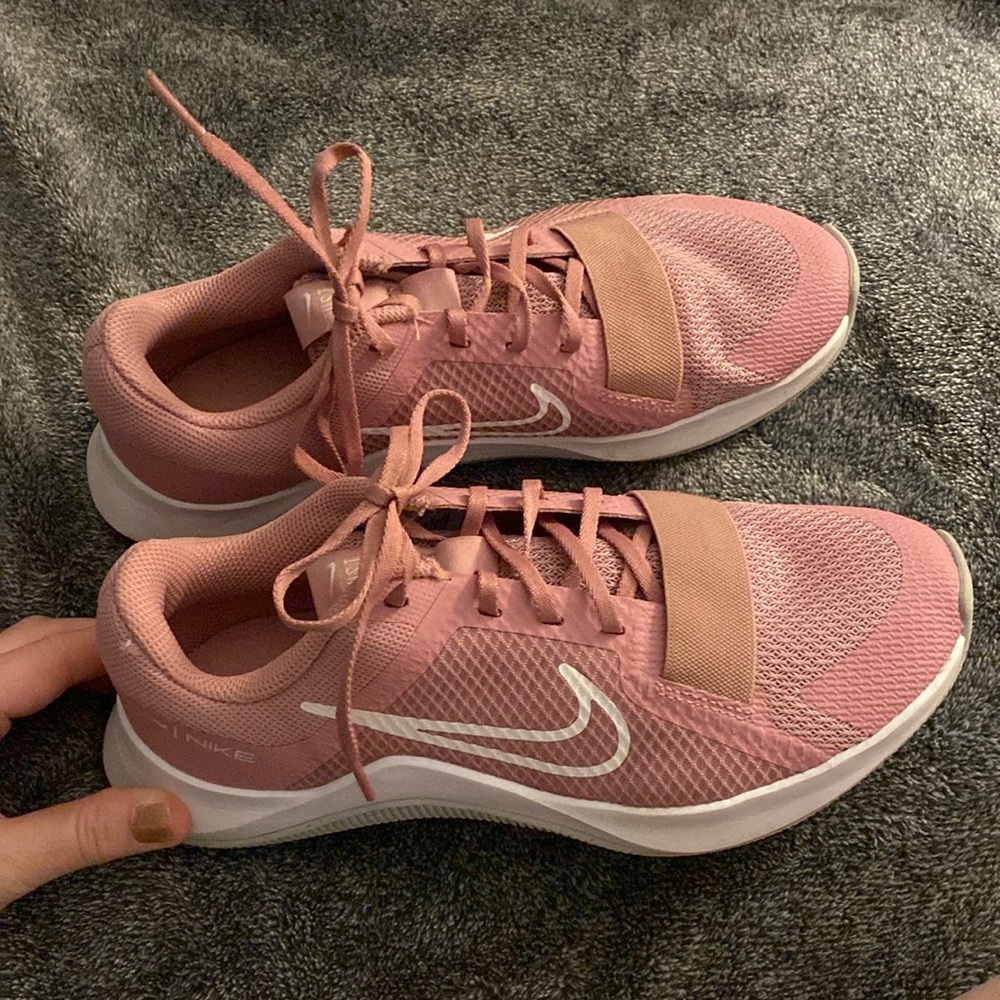 Womens mauve Nikes 7.5 these are narrow shoes (not listed as narrow) no box